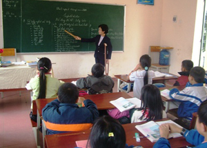 Cô Nguyệt tay chống nạng gỗ lên bục giảng bài cho các em học sinh Trường tiểu học Thị trấn Hương Khê, huyện Hương Khê, Hà Tĩnh.
